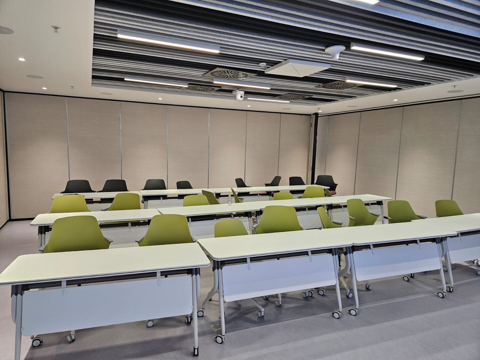 BBVA Campus operable partition installation, Lima, Peru (photo 2)