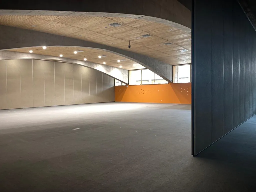Centro Deportivo Universidad Cat&oacute;lica — Educational Facilities operable partitions